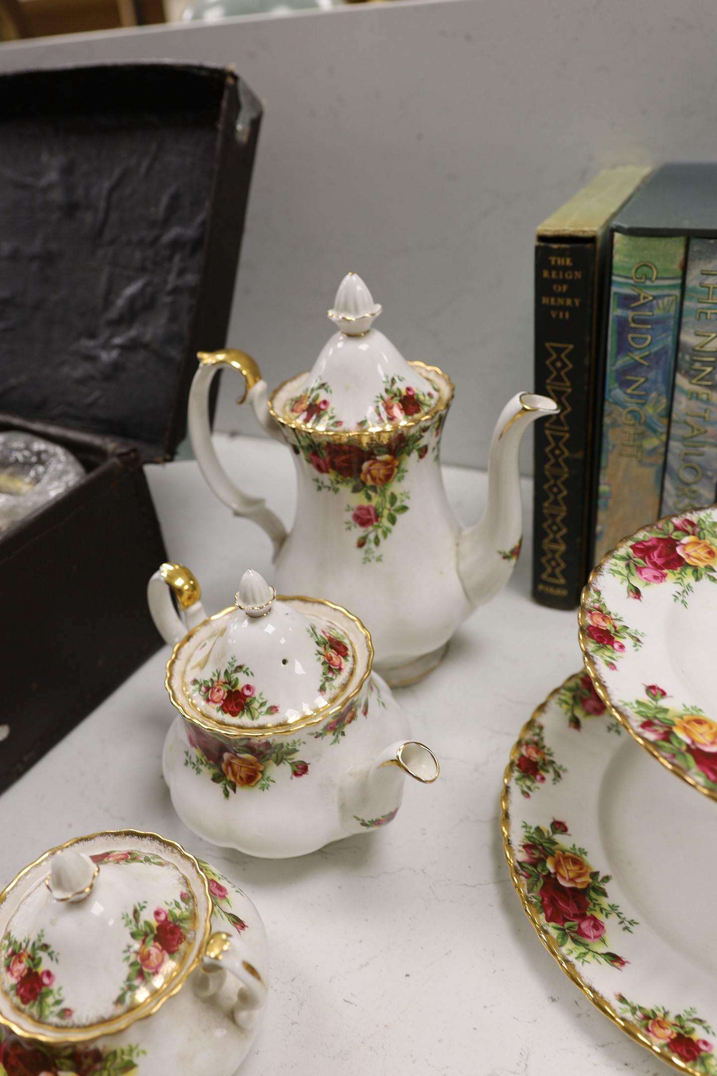 A Royal Albert Old country Roses tea, coffee and dinner service